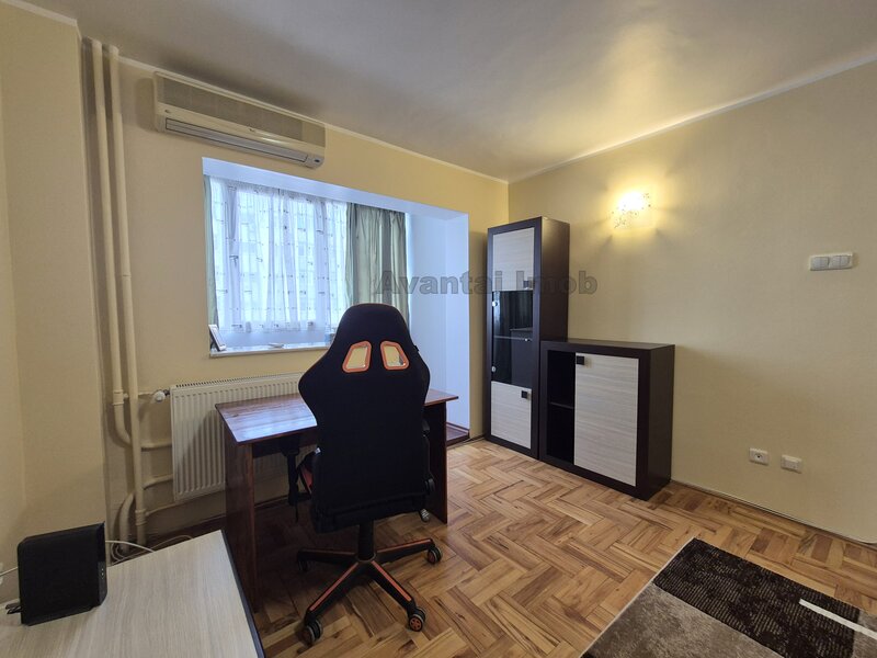 Piata Victoriei, Banu Manta